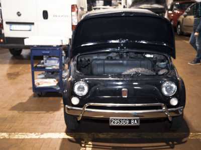 Mentre parliamo, gli operai testano una bella Fiat 500 d�epoca all�interno del parcheggio. �Queste auto sono intramontabili � sorride il meccanico �. Ma l�impianto frenante di questo gioiellino ci d� grattacapo da quattro giorni�